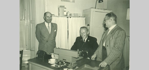 Het kantoor van mijn vader (rechts). Links de heer Ten Zande en achter de typemachine de heer Van der Zee.