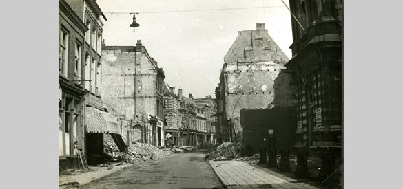 Verwoeste panden op de Koningstraat in Arnhem, mei 1945.