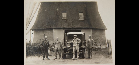 Frits Vorderman (rechts) voor de molen aan de Anklaarseweg