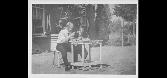 Kees en Coby voor de Willies Hoeve 1962