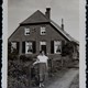 Johanna Brusse-Til voor haar oude huis © Peter van Dinther