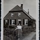 Johanna Brusse-Til voor haar oude huis © Peter van Dinther