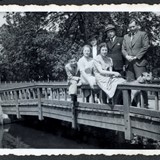 Familie Wolff bij een bruggetje in Sonsbeek. Laatste foto met z'n allen 1940. © Privéverzameling Max Wolff