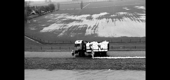 Hoogwater 1995 de dijk tussen Dalem en Vuren wordt versterkt