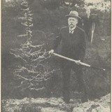 De heer A. Ed. Dinger plant op 29 maart 1934 de eerste conifeer in het Pinetum aan de Boslaan te Lunteren (1) © Familiearchief Koudijs