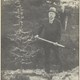 De heer A. Ed. Dinger plant op 29 maart 1934 de eerste conifeer in het Pinetum aan de Boslaan te Lunteren (1) © Familiearchief Koudijs