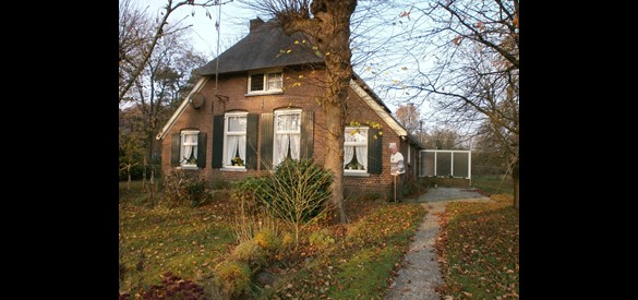 Hendrik Bogchelman voor zijn huis in Vorden