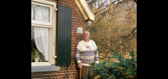 Hendrik Bogchelman poseert voor zijn huis