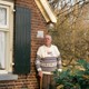 Hendrik Bogchelman poseert voor zijn huis © Margreet Gründemann