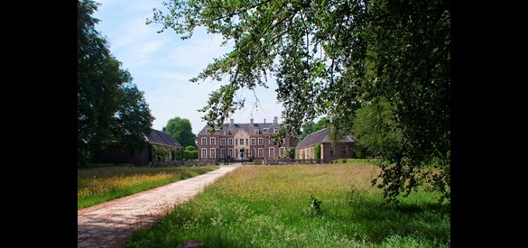 Kasteel Ampsen met oprijlaan