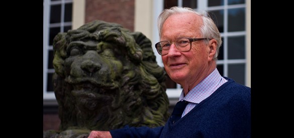 Jonkheer van Weede bij standbeeld van kasteel Ampsen