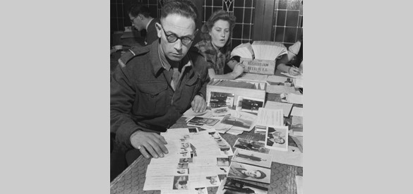 Administratie van de afgevoerden en vermisten uit Putten door de heer Punt, leider van de Rode Kruis actie, 29 oktober 1945.