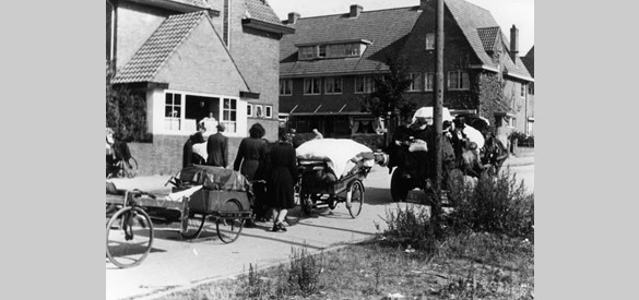 Evacuerende burgers op de Beethovenlaan in Arnhem, sept-okt 1944.