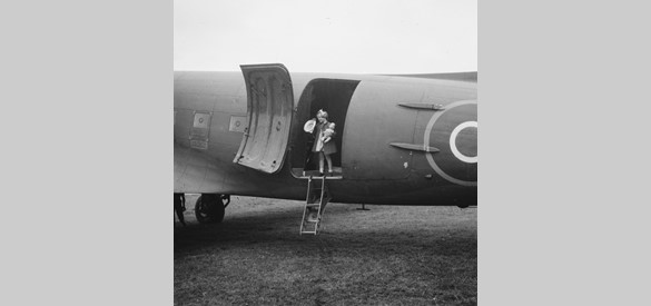 Prinses Irene stapt uit op vliegveld Teuge, 2 augustus 1945.