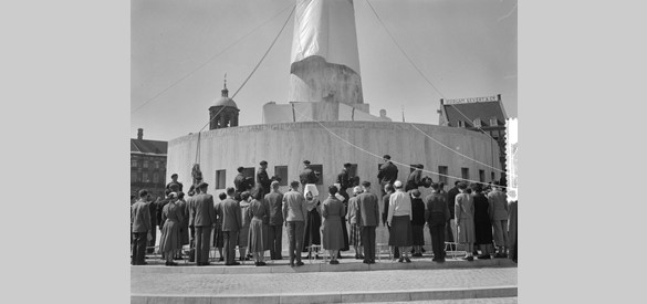 De onthulling van het Nationaal Monument op de Dam op 4 mei 1956.