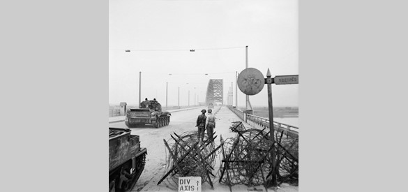 Cromwell tanks van de 2nd Welsh Guards steken de Waalbrug in Nijmegen over, 21 september 1944.