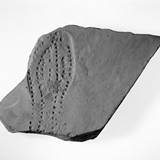 Fragment van een Romeinse dakpan of tegel van baksteen met een schoenafdruk erin, gevonden in Berg en Dal © Collectie Gelderland Rijksmuseum voor Oudheden