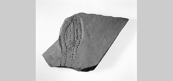 Fragment van een Romeinse dakpan of tegel van baksteen met een schoenafdruk erin, gevonden in Berg en Dal