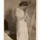 Moeder en zoon bij de wieg op de ouderlijke slaapkamer ca. 1950 © 