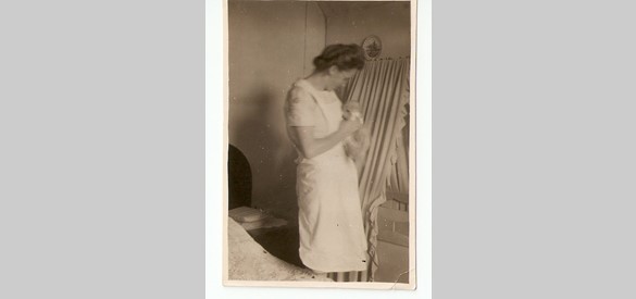 Moeder en zoon bij de wieg op de ouderlijke slaapkamer ca. 1950