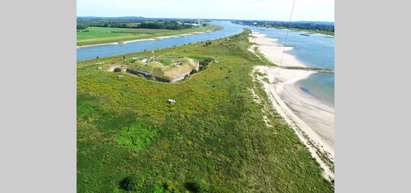 Het huidige Splitsingspunt van de Rijn (links, heet hier Pannderdensch Kanaal) en de Waal (rechts) bij Pannerden