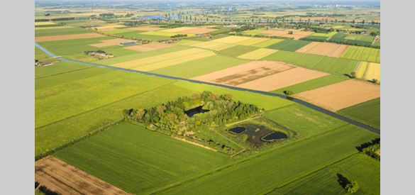 Komgebieden in het Land van Maas en Waal, onbewoond, met rechte wegen. De zware en natte kleigronden zijn vooral geschikt als grasland en bos met populieren en wilgen.