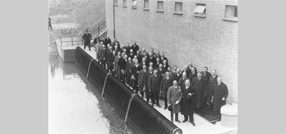 Genodigden bij de opening van het Hollands-Duits Gemaal te Nijmegen aan de Ooysedijk in 1934