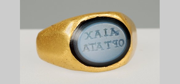 In 1857 is deze bijzondere Romeinse gouden ring in de Waal bij Nijmegen van 200 tot 300 na Chr gevonden. De ring met in de steen (agaat) de namen Ajax en Optata, werd waarschijnlijk als zegelring gebruikt.