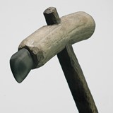 Prehistorische stenen bijl in een vatting van hertshoorn van ongeveer 5000 tot 2000 v. Chr., uit de Waal bij Nijmegen. © via Collectie Gelderland Museum Het Valkhof