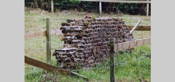 De vermoedelijke muurrestant van het oude kasteel Kell in detail