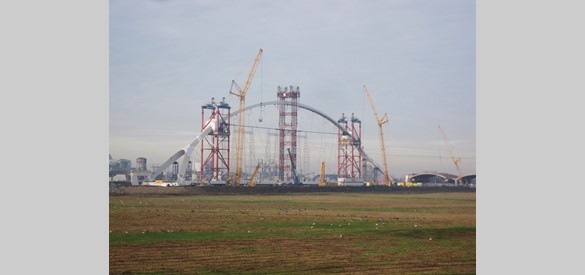 De brug De Oversteek in Nijmegen in aanbouw in 2012