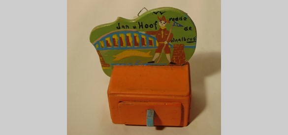 Niet alleen in Nijmegen, ook elders in Nederland was Jan van Hoof een volksheld. In huiskamers stonden kistjes zoals deze, die herinneren aan zijn heldendaad.