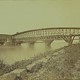 De spoorbrug over de Waal bij Zaltbommel in aanbouw in 1869. Er is nog een onderbrug te zien ten behoeve van de werkzaamheden. © Wikimedia Commons, Pieter Oosterhuis - PD