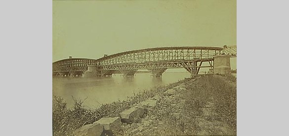 De spoorbrug over de Waal bij Zaltbommel in aanbouw in 1869. Er is nog een onderbrug te zien ten behoeve van de werkzaamheden.