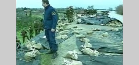 Versterking van de dijk bij Ochten in 1995 (screenshot film)