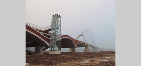 De brug De Oversteek, kort na de bouw in 2013.