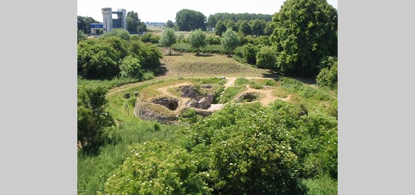 Tussen Heerewaarden en Rossum zijn nog de resten te zien van Nieuw Fort Sint Andries. Op de achtergrond de sluizen tussen Waal en Maas, die het fort ooit verdedigde.