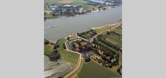 Luchtfoto Fort Vuren in 2015 met aan de andere kant van de Waal Slot Loevestein.