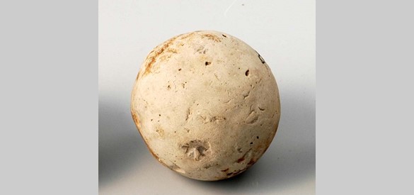 Grote slingerkogel van gebakken klei (aardewerk) uit de Romeinse tijd, gevonden in de Waal. De kogel werd met een werptuig afgevuurd.