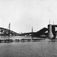 Vernielde Waalbrug bij Nijmegen. De Waalbrug werd op 10 Mei 1940 opgeblazen vlak voor Duitse troepen de brug konden bereiken. © Beeldbank Rijkswaterstaat