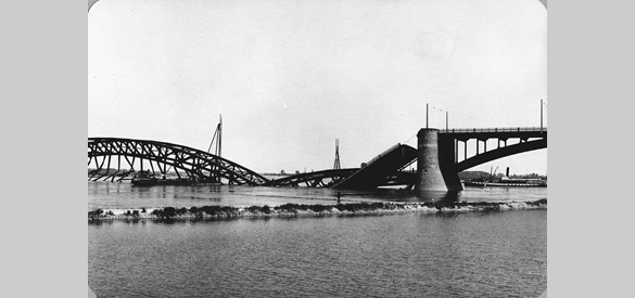 Vernielde Waalbrug bij Nijmegen. De Waalbrug werd op 10 Mei 1940 opgeblazen vlak voor Duitse troepen de brug konden bereiken.