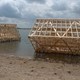 De ondergang van Herwen in de Waal inspireerde kunstenaar Alphons ter Avest tot het kunstwerk Tuimelende Huizen © Alphons ter Avest, project Verdronken dorpen 2011