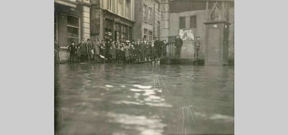 Waalkade in Nijmegen bij hoogwater in 1920, tussen Lindenberg en Grotestraat