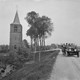 Waaldijk met kerkje van Hien. Het water rechts van de dijk is een strang, een overblijfsel van de Waal dat de dijk ooit bedreigde. (ongedateerd) © C.J. Steenberg, Rijksdienst Cultureel Erfgoed, CC-BY-SA 4.0
