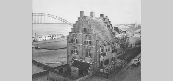 In 1525 werd in Nijmegen het huidige Besiendershuis gebouwd, dat vernoemd werd naar de tolbesiender, die de tol inde. Op deze foto uit 1970 is goed te zien dat het huis dichtbij Waal ligt.