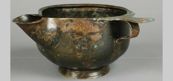 De Romeinen handelden veel. Producten kwamen vaak van ver. Deze bronzen tuitkom komt uit Zuid-Italië. Hij is gevonden in de Waal bij de Winseling.