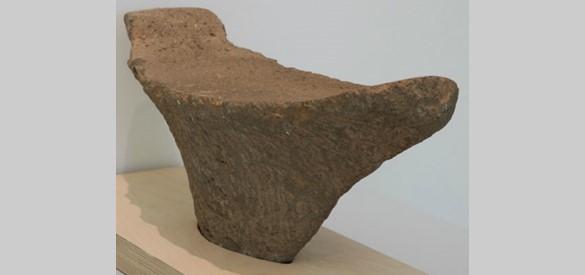 Maalsteen van basaltlava uit de prehistorie, gevonden op het Wijkse Veld bij Bergharen. Het materiaal is afkomstig uit de Eifel.