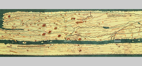 Deze Romeinse reiskaart – de zogenaamde Tabula Peutingeriana - stamt uit het begin van onze jaartelling en geeft steden en wegen schematisch weer. Museum Het Valkhof bezit een van de weinige middeleeuwse kopieën.