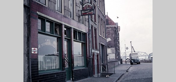 Café De Scheepvaart in 1955 in Nijmegen. Het café werd tot de jaren '60 veel bezocht door kaaisjouwers, die schepen met de hand losten. Daarna verdween het eeuwenoude beroep uit Nijmegen.