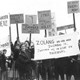 Op deze foto uit 1967 protesteren jongeren tegen het vervuilde rivierwater van het rivierbad van Tiel. “Geen woorden, maar baden.” © via Collectie Gelderland, Flipje en Streekmuseum Tiel
